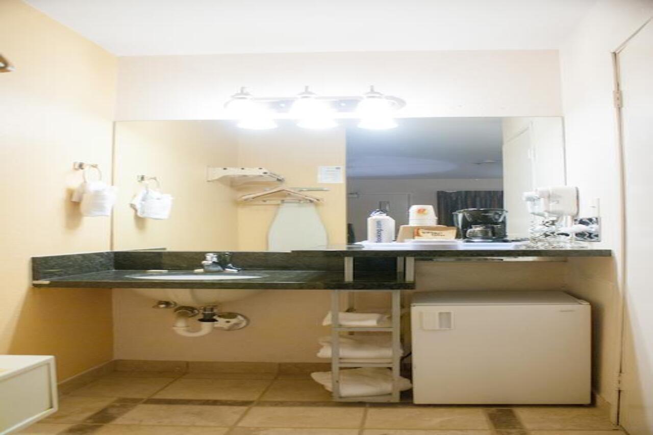 Super 8 by Wyndham Indio Hotel Bagian luar foto