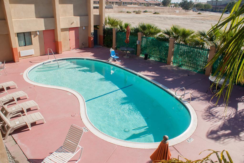 Super 8 by Wyndham Indio Hotel Bagian luar foto
