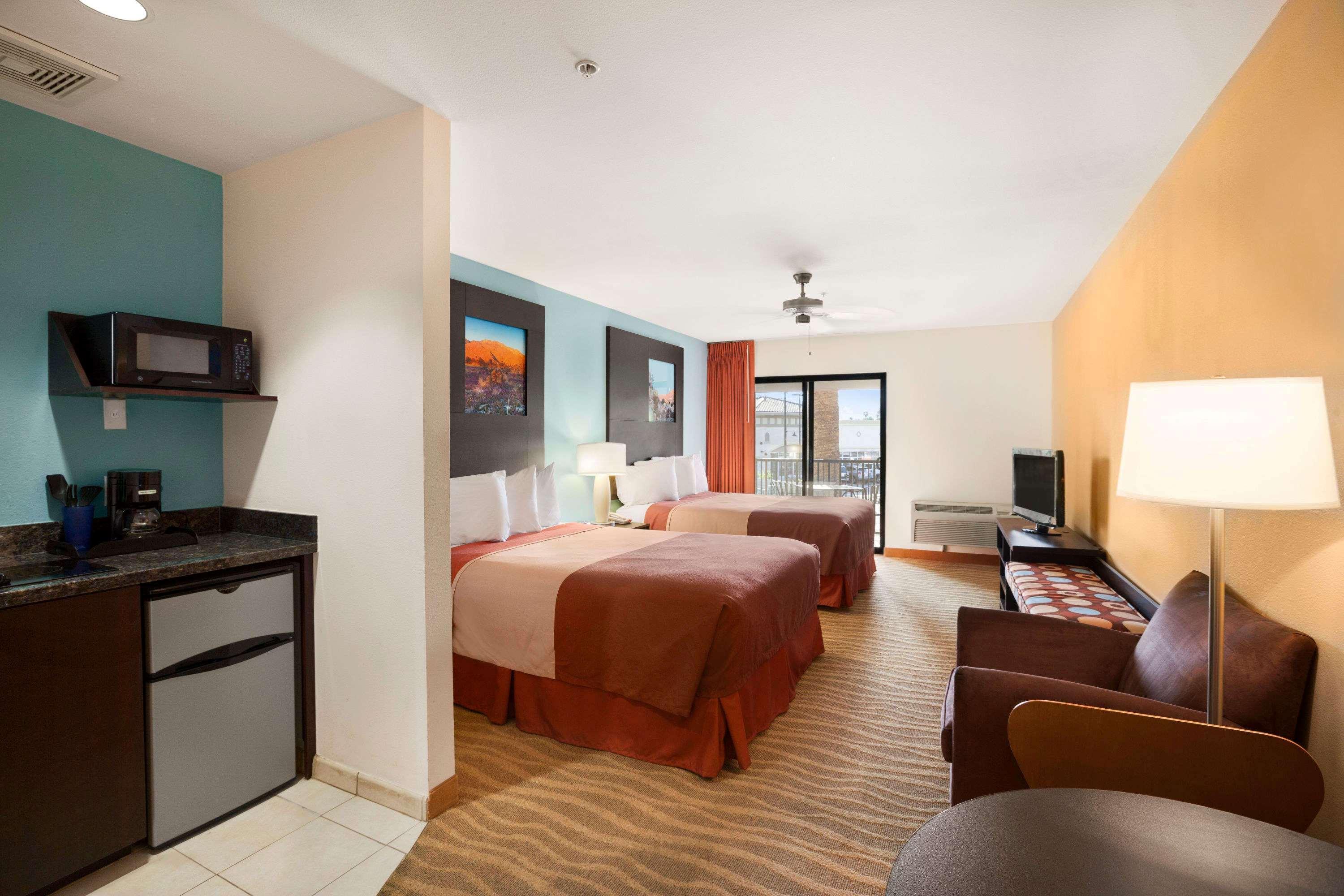 Super 8 by Wyndham Indio Hotel Bagian luar foto
