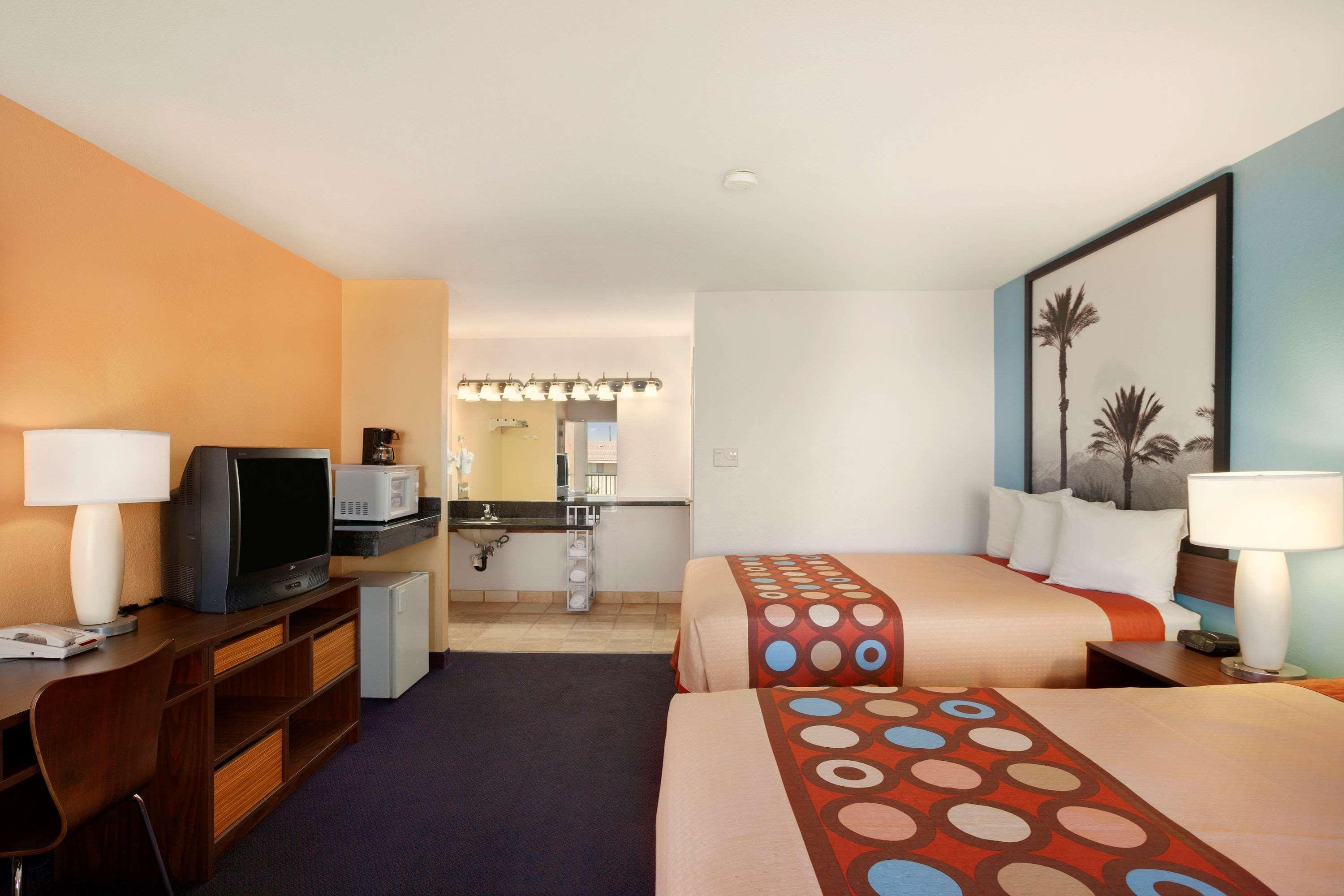 Super 8 by Wyndham Indio Hotel Bagian luar foto