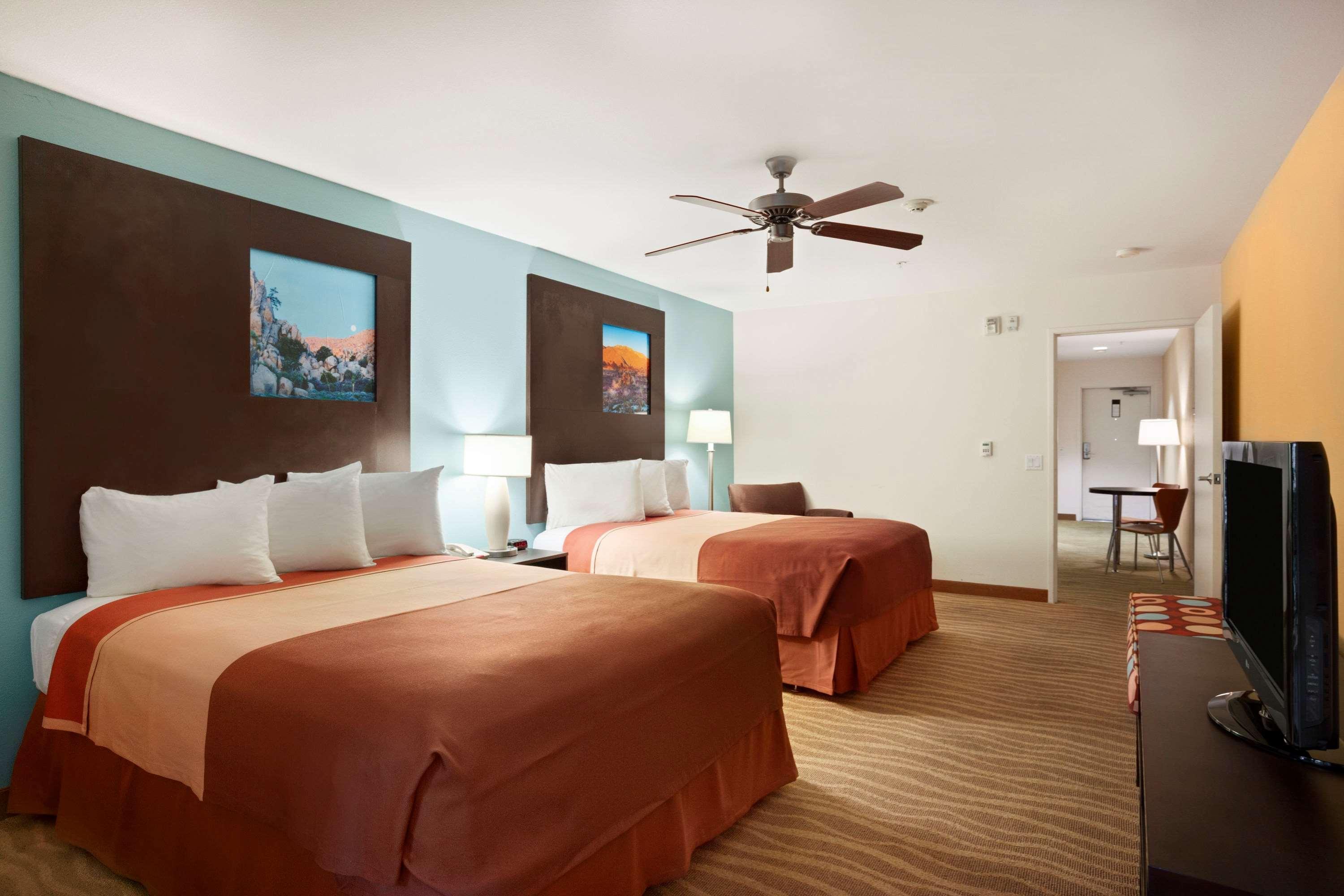 Super 8 by Wyndham Indio Hotel Bagian luar foto