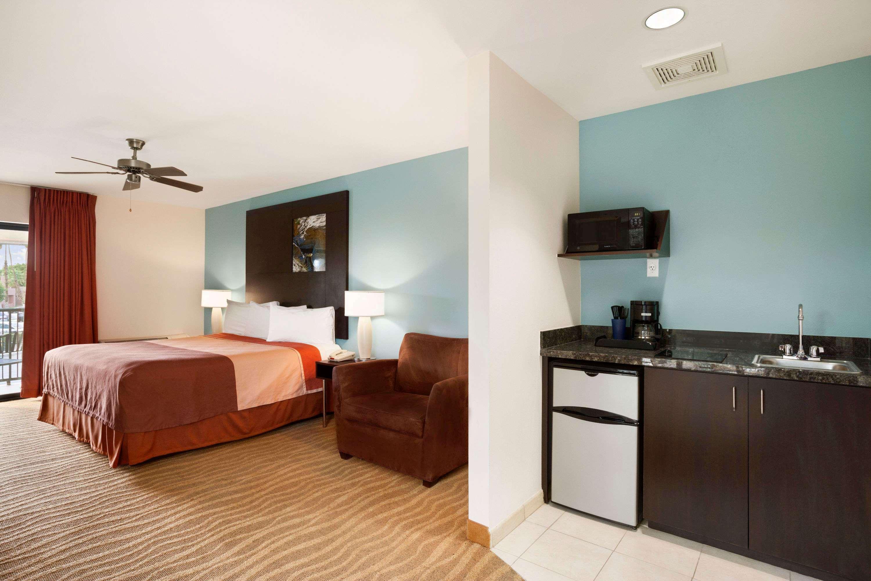 Super 8 by Wyndham Indio Hotel Bagian luar foto