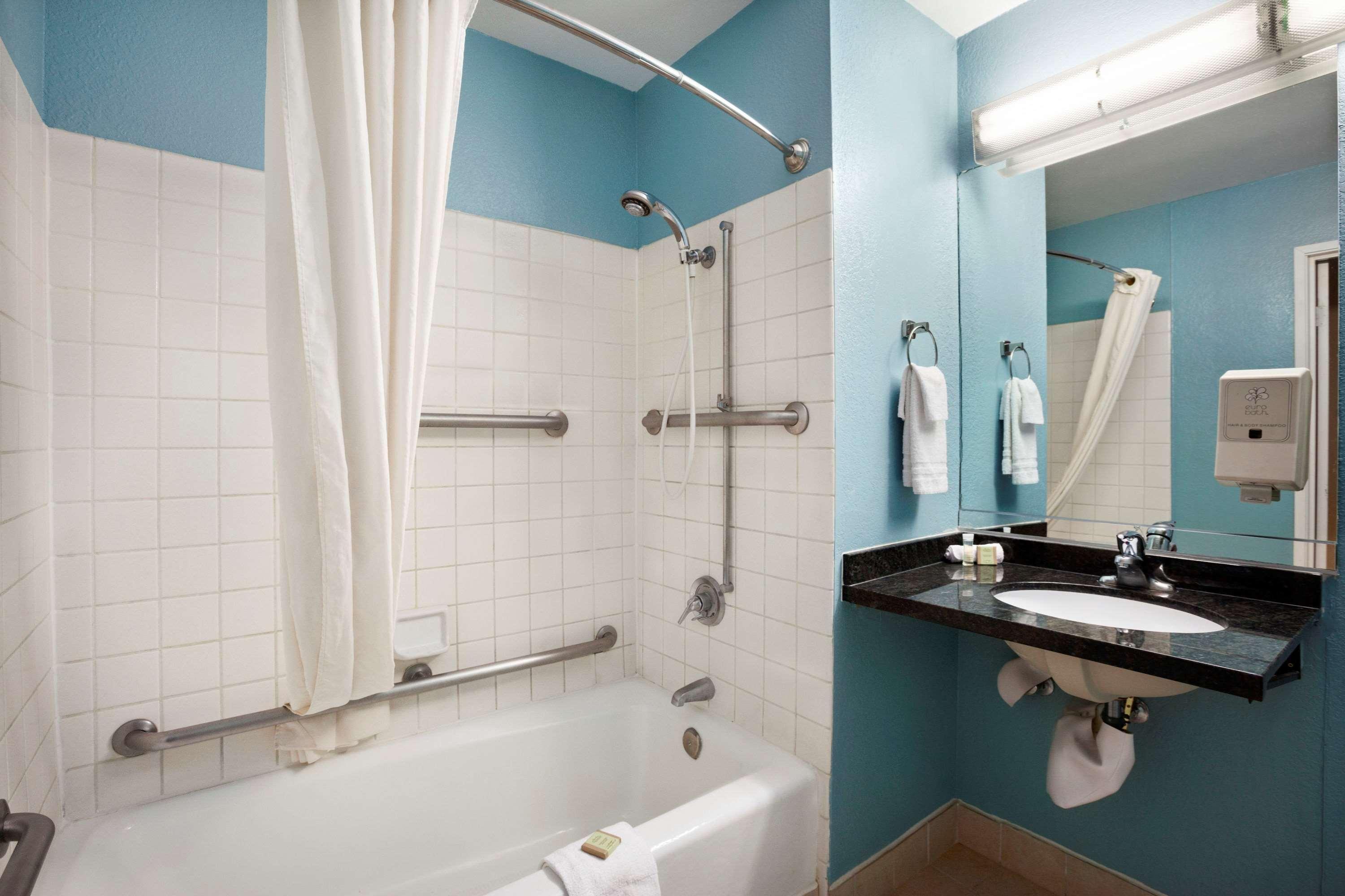 Super 8 by Wyndham Indio Hotel Bagian luar foto