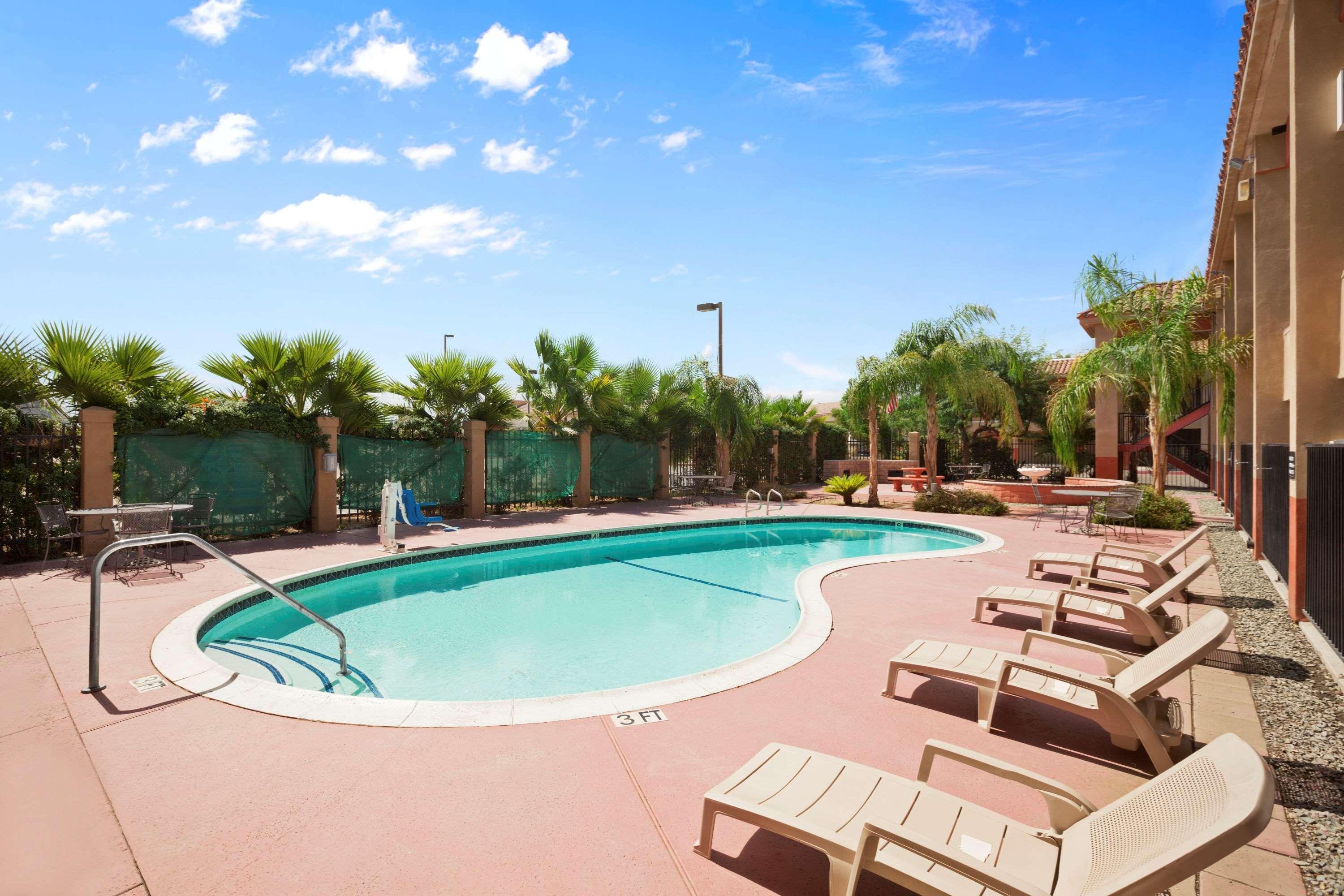 Super 8 by Wyndham Indio Hotel Bagian luar foto