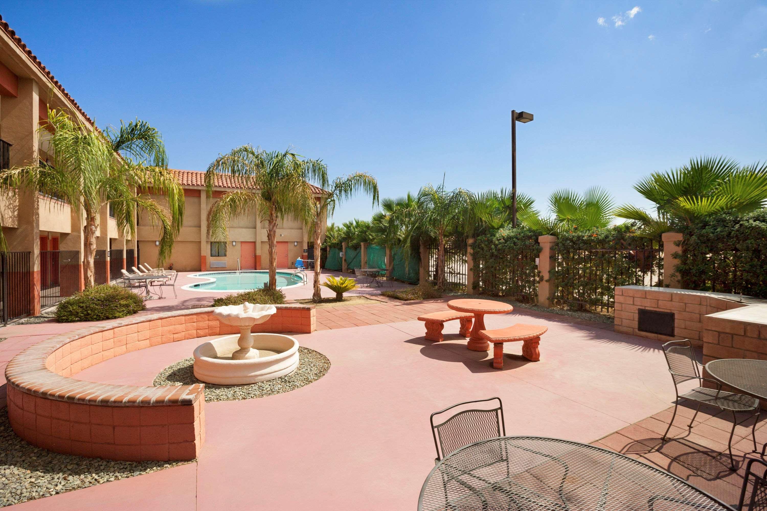 Super 8 by Wyndham Indio Hotel Bagian luar foto