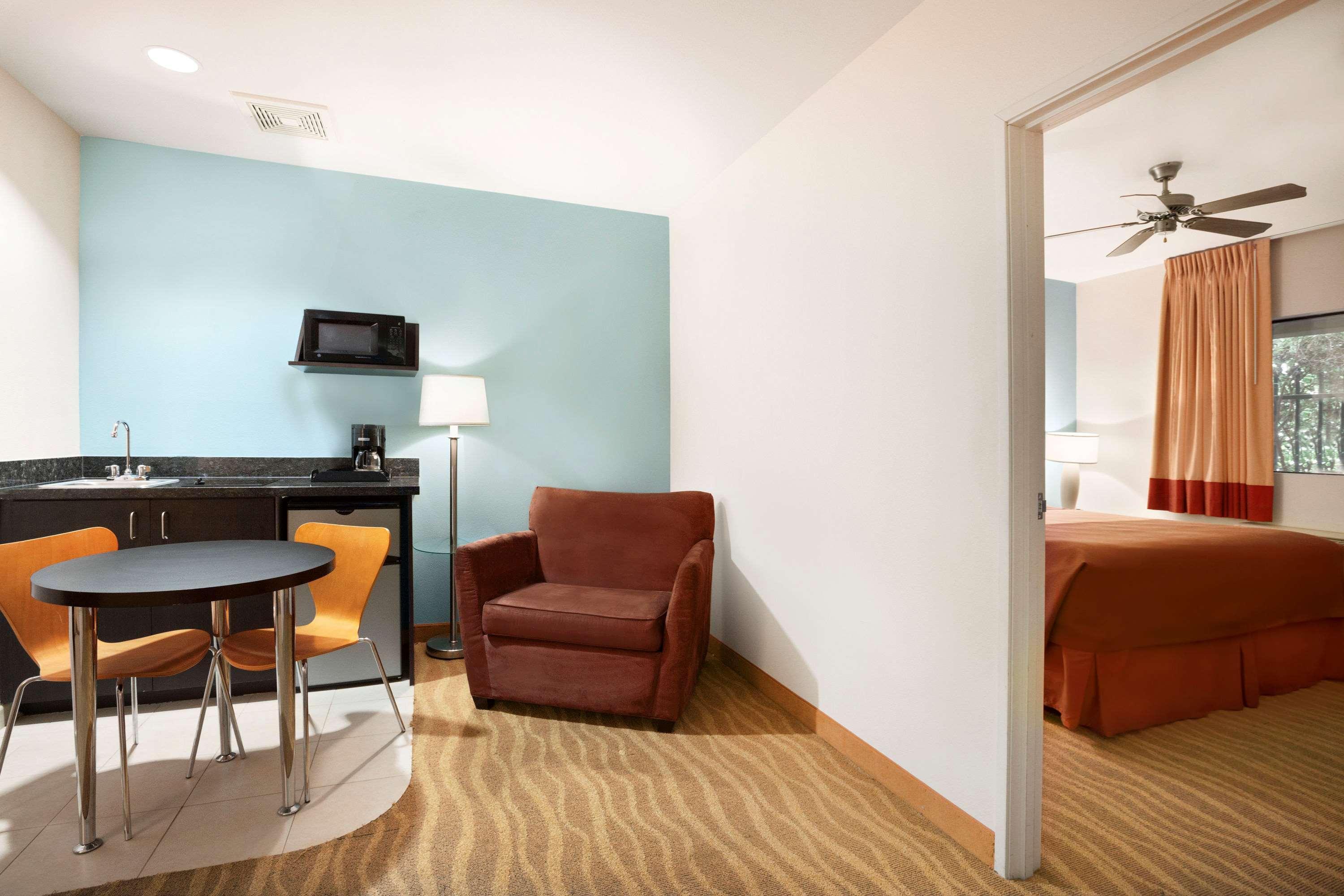 Super 8 by Wyndham Indio Hotel Bagian luar foto