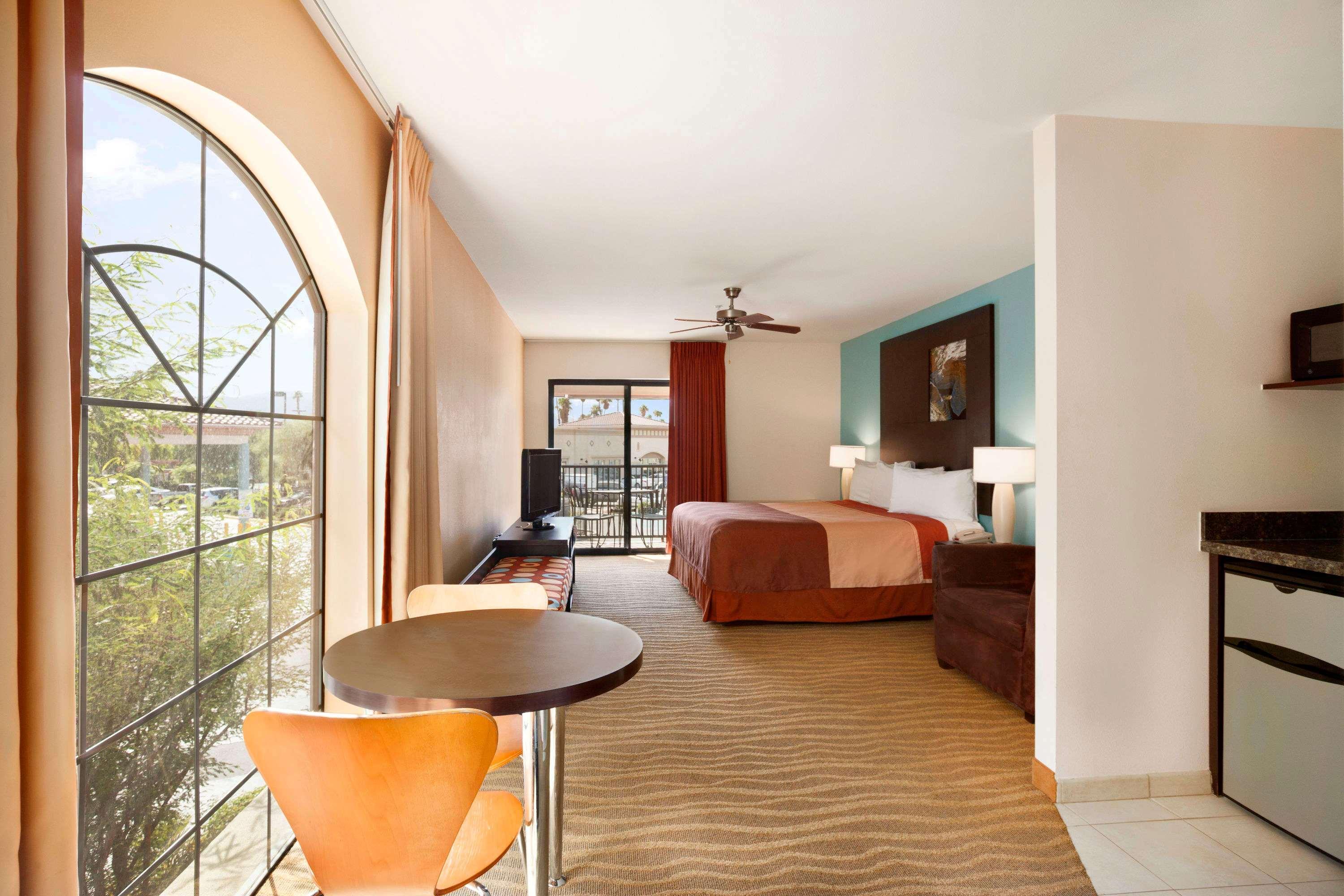 Super 8 by Wyndham Indio Hotel Bagian luar foto