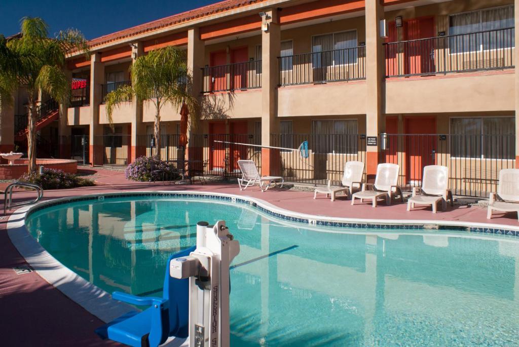 Super 8 by Wyndham Indio Hotel Bagian luar foto
