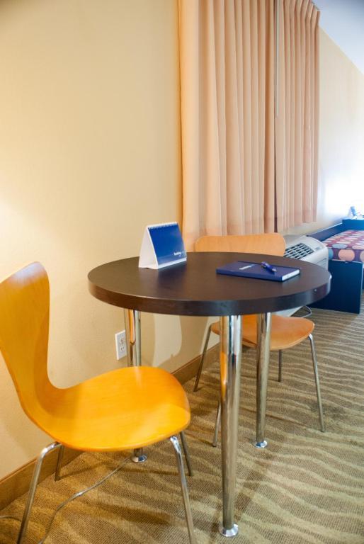 Super 8 by Wyndham Indio Hotel Ruang foto