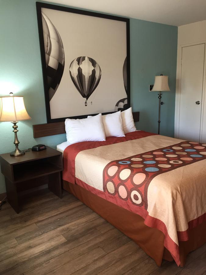 Super 8 by Wyndham Indio Hotel Bagian luar foto