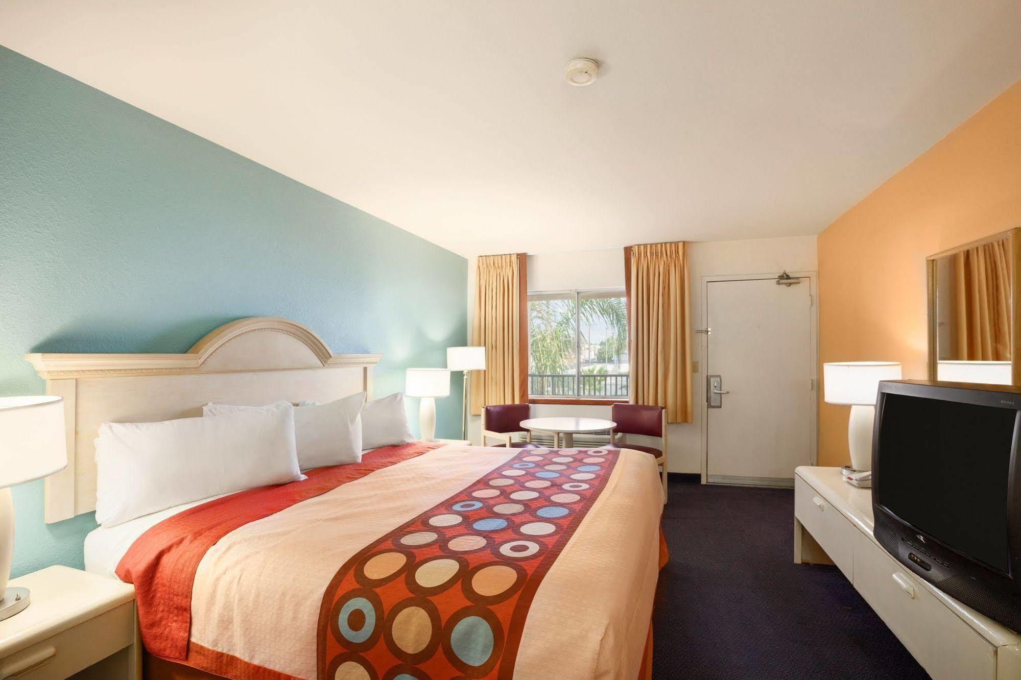 Super 8 by Wyndham Indio Hotel Bagian luar foto