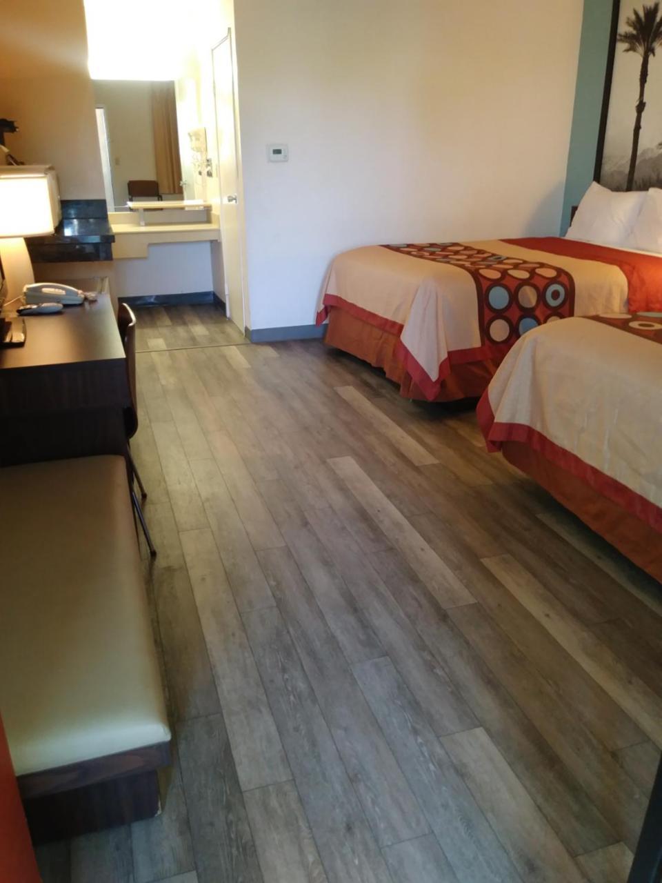 Super 8 by Wyndham Indio Hotel Bagian luar foto